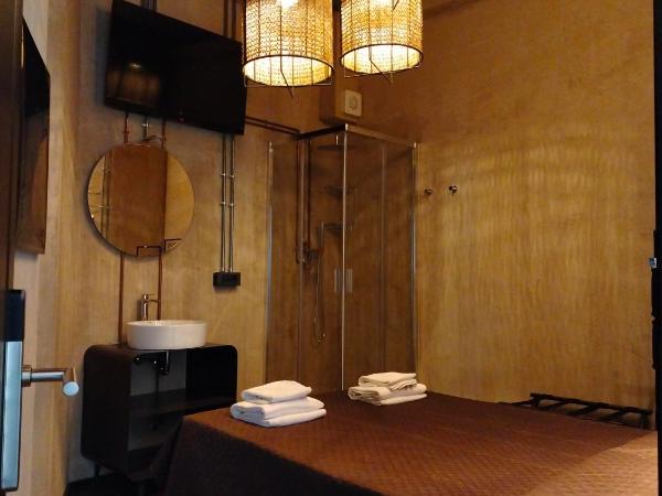 Hostel 7 : photo 1 de la chambre chambre supérieure française avec salle de bains commune