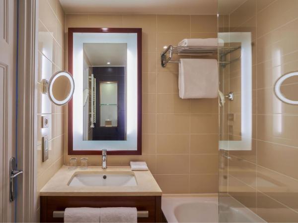 Paris Marriott Opera Ambassador Hotel : photo 7 de la chambre chambre lit king-size - vue sur tour eiffel