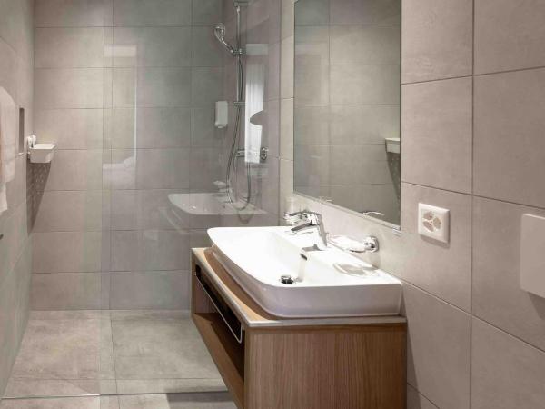 NEW OPENING 2022 - Los Lorentes Hotel Bern City : photo 3 de la chambre chambre lits jumeaux avec kitchenette - vue sur cour