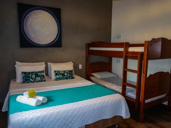 Bamboo Búzios Hostel : photo 3 de la chambre chambre quadruple avec salle de bains