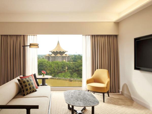 Hilton Kuching Hotel : photo 2 de la chambre chambre lit king-size premium de luxe