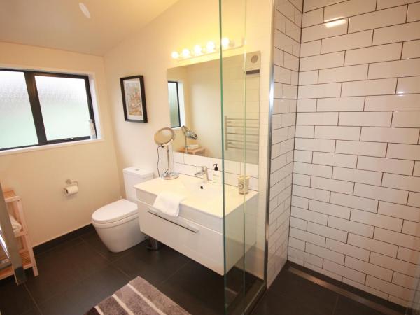 Tempest on Wanaka : photo 8 de la chambre chambre triple avec salle de bains privative