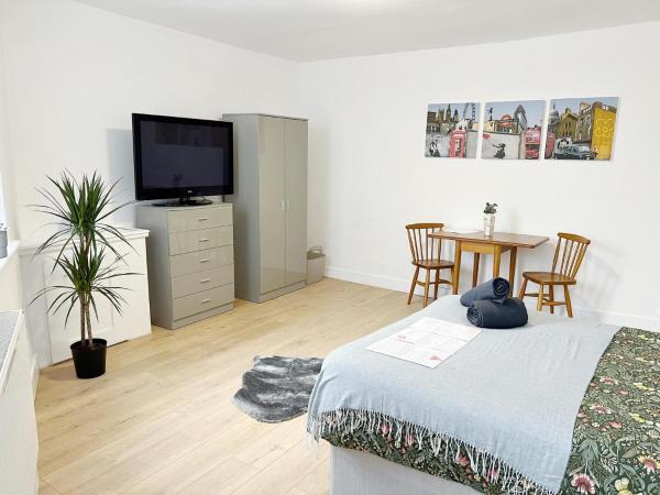 Rooms in a shared accommodation with Netflix, 10 min walk to LFC : photo 7 de la chambre chambre double Économique