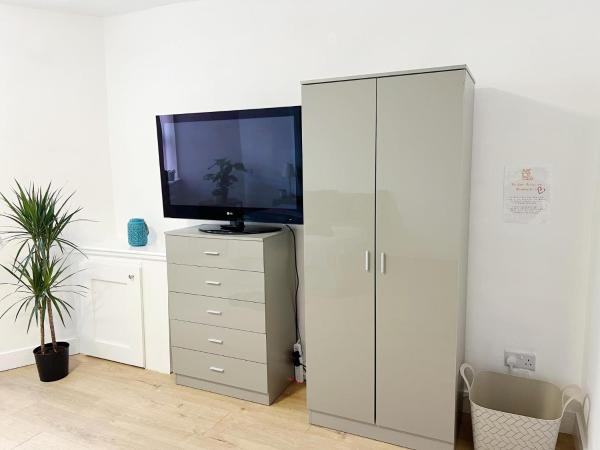 Rooms in a shared accommodation with Netflix, 10 min walk to LFC : photo 4 de la chambre chambre double Économique
