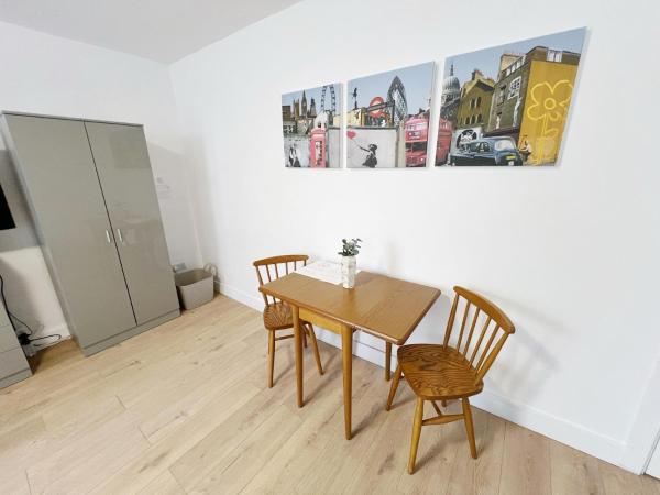 Rooms in a shared accommodation with Netflix, 10 min walk to LFC : photo 3 de la chambre chambre double Économique