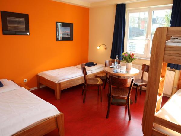 Schanzenstern Altona GmbH : photo 2 de la chambre chambre quadruple avec salle de bains