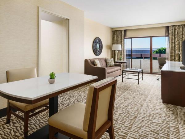 Hilton Phoenix Airport : photo 5 de la chambre suite 1 chambre lit king-size