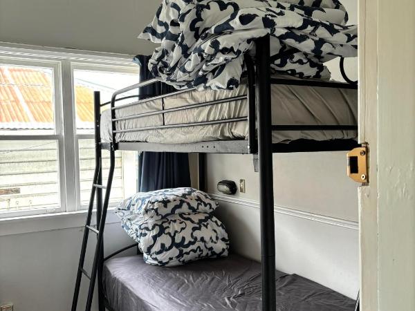 Worldwide Backpackers : photo 2 de la chambre chambre triple basique avec salle de bains commune