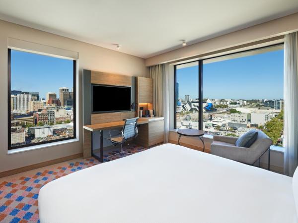 Doubletree By Hilton Perth Northbridge : photo 1 de la chambre chambre lit king-size d'angle avec vue