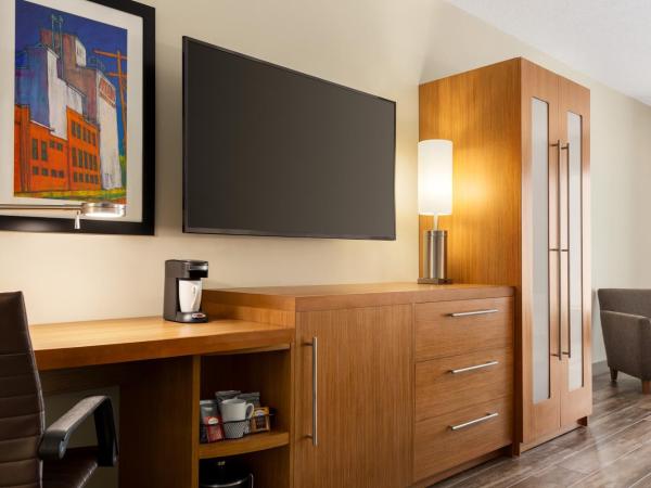 Hyatt Place Columbia/Downtown/The Vista : photo 3 de la chambre queen suite with two queen beds and accessible tub - disability access