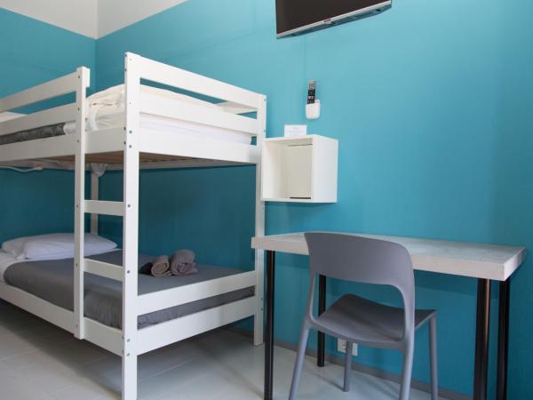 Guest House Turin Metro Young : photo 3 de la chambre chambre lits jumeaux avec toilettes communes