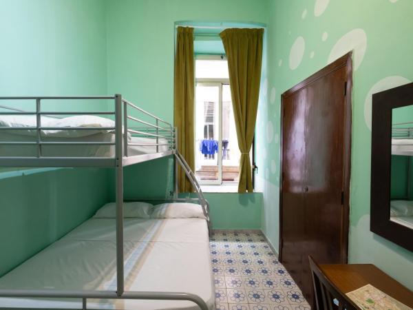 Naples Pizza Hostel : photo 1 de la chambre chambre triple avec salle de bains