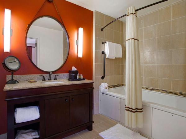 The Emily Morgan Hotel - A DoubleTree by Hilton : photo 8 de la chambre chambre lit king-size de luxe avec bain dans le jardin