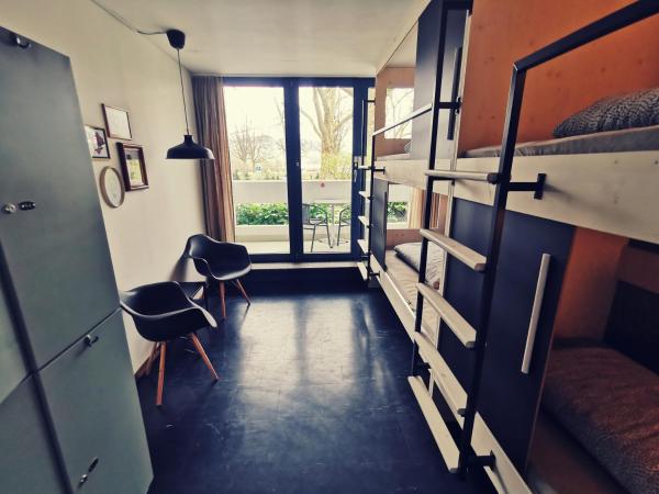 Backpackers Luzern : photo 6 de la chambre lit simple dans dortoir mixte de 4 lits avec salle de bains commune