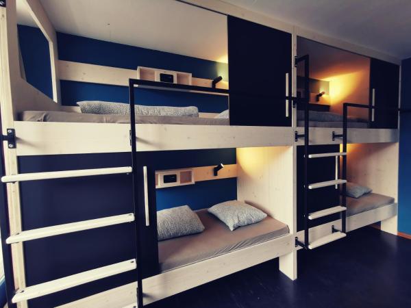 Backpackers Luzern : photo 1 de la chambre lit simple dans dortoir pour hommes de 4 lits avec salle de bains commune