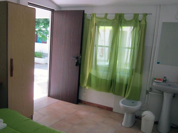 Alojamento Local Duarte's : photo 5 de la chambre chambre double avec salle de bains séparée