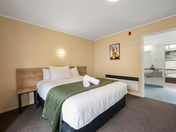 Fenton Court Motel : photo 8 de la chambre studio avec jacuzzi (Étage inférieur)