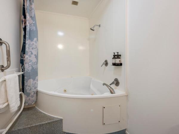 Fenton Court Motel : photo 8 de la chambre chambre familiale avec salle de bains