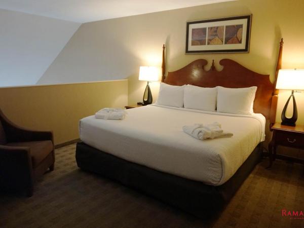 Ramada by Wyndham Kelowna Hotel & Conference Center : photo 1 de la chambre suite lit king-size deluxe loft avec bain à remous