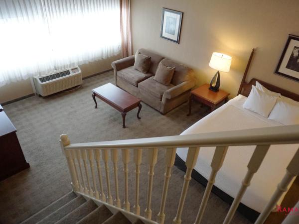 Ramada by Wyndham Kelowna Hotel & Conference Center : photo 3 de la chambre loft queen suite with two queen beds - non-smoking