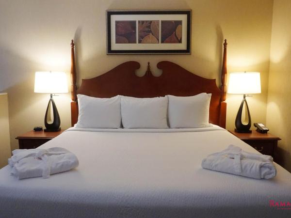 Ramada by Wyndham Kelowna Hotel & Conference Center : photo 2 de la chambre suite mezzanine lit king-size - non-fumeurs