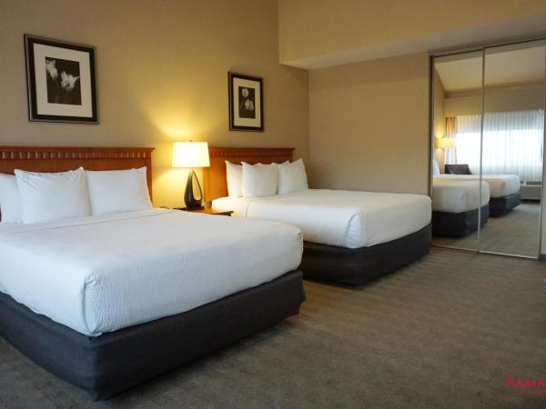 Ramada by Wyndham Kelowna Hotel & Conference Center : photo 3 de la chambre chambre affaires avec 2 lits queen-size - non-fumeurs