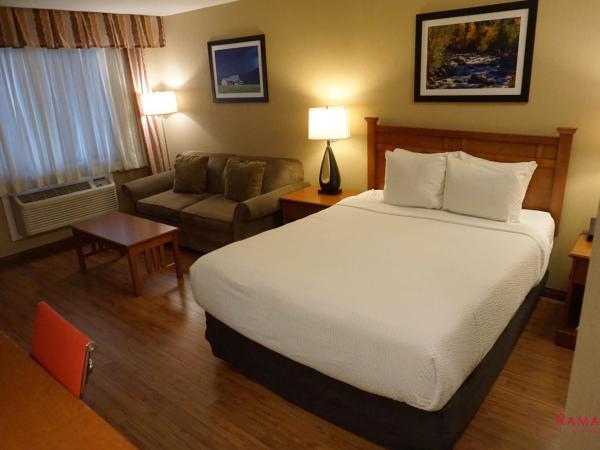 Ramada by Wyndham Kelowna Hotel & Conference Center : photo 5 de la chambre chambre lit queen-size avec baignoire - accessible aux personnes à mobilité réduite - non-fumeurs