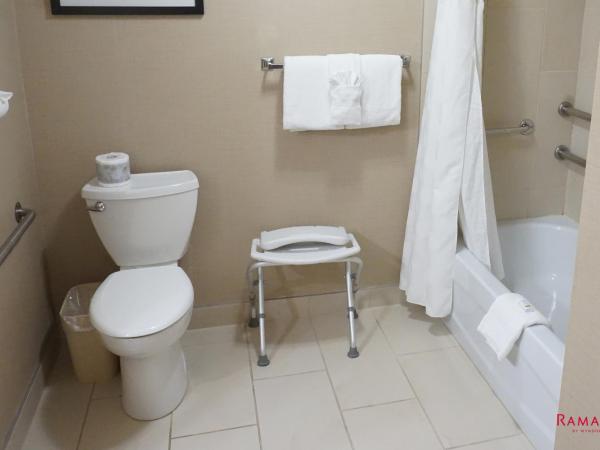 Ramada by Wyndham Kelowna Hotel & Conference Center : photo 6 de la chambre chambre lit queen-size avec baignoire - accessible aux personnes à mobilité réduite - non-fumeurs