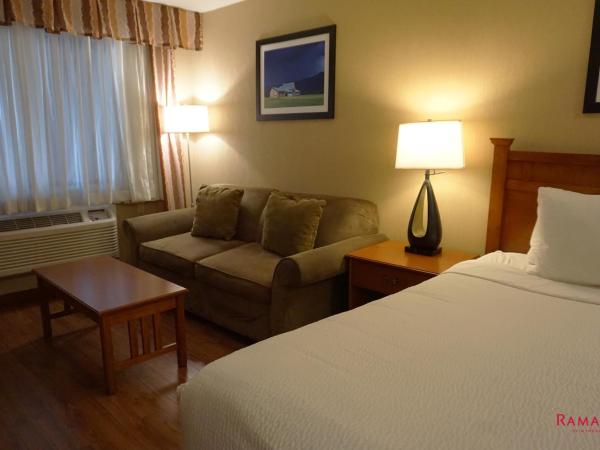 Ramada by Wyndham Kelowna Hotel & Conference Center : photo 8 de la chambre chambre lit queen-size avec baignoire - accessible aux personnes à mobilité réduite - non-fumeurs