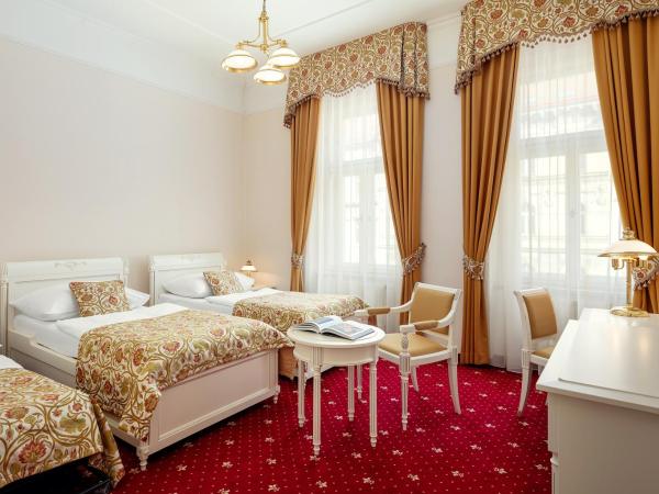 Alqush Downtown Hotel : photo 1 de la chambre chambre double avec lit d'appoint