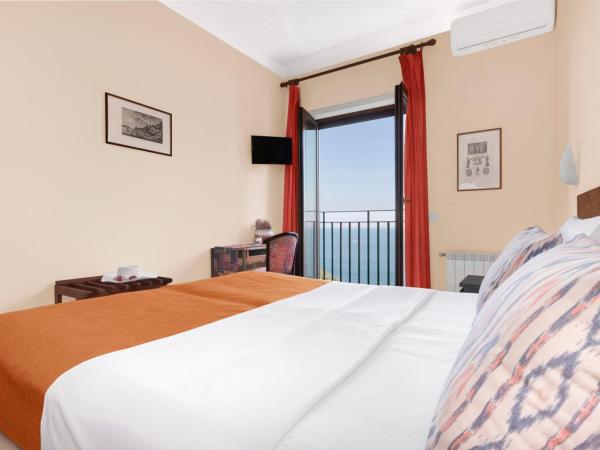 Hotel Desiree : photo 1 de la chambre chambre double - vue sur mer