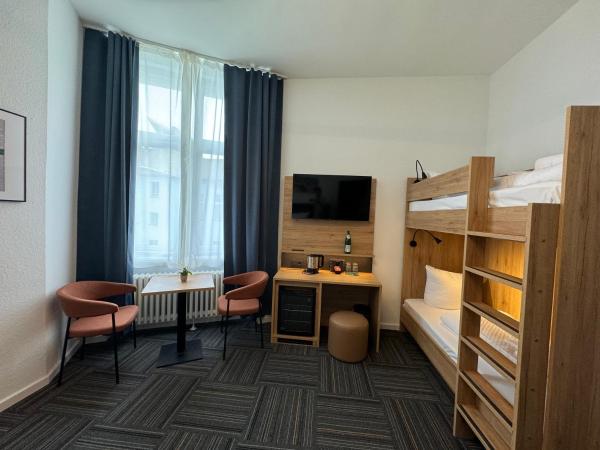 Hotel Bregenz : photo 4 de la chambre chambre familiale avec salle de bains privative