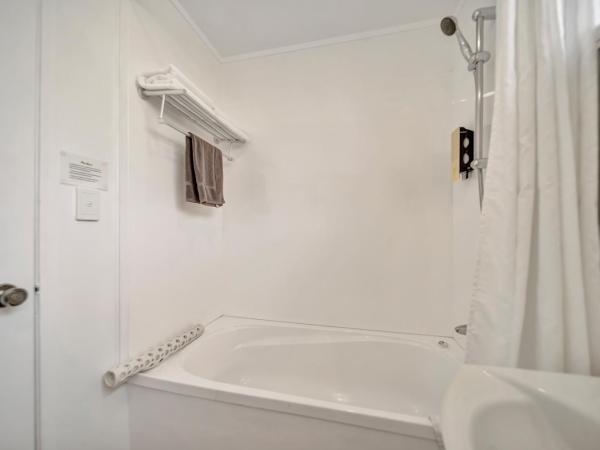 Tudor Court Motor Lodge : photo 10 de la chambre executive studio with bathtub