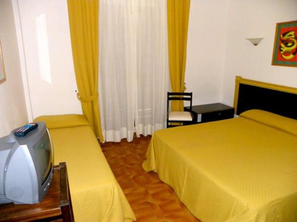 Hotel La Playa : photo 1 de la chambre chambre triple