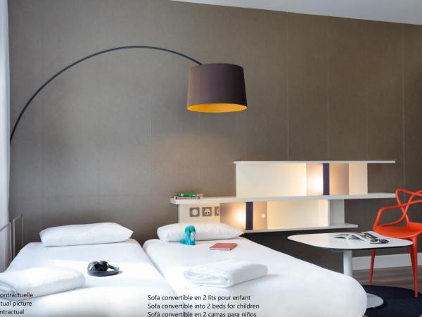 Novotel Suites Perpignan Centre : photo 5 de la chambre suite supérieure un lit double et deux lits simples