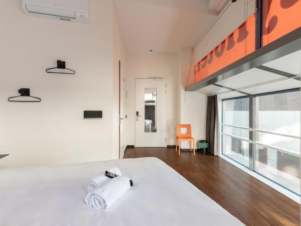 easyHotel Rotterdam City Centre : photo 2 de la chambre chambre double supérieure pour personnes à mobilité réduite