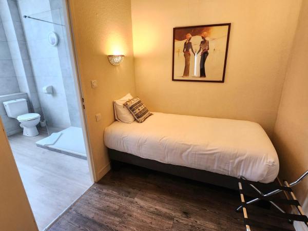 Logis Hôtel Lafayette Rochefort France : photo 5 de la chambre chambre triple