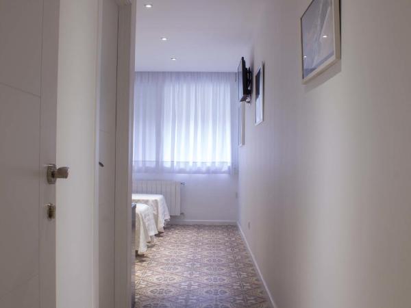 Hostal Nova Barcelona : photo 6 de la chambre chambre triple avec salle de bains privative