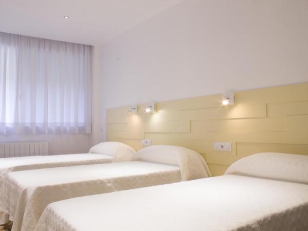 Hostal Nova Barcelona : photo 10 de la chambre chambre triple avec salle de bains privative