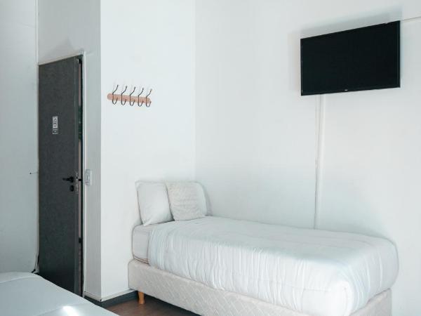 Hostel Sweet Home Palermo Soho : photo 2 de la chambre chambre triple avec salle de bains privative séparée