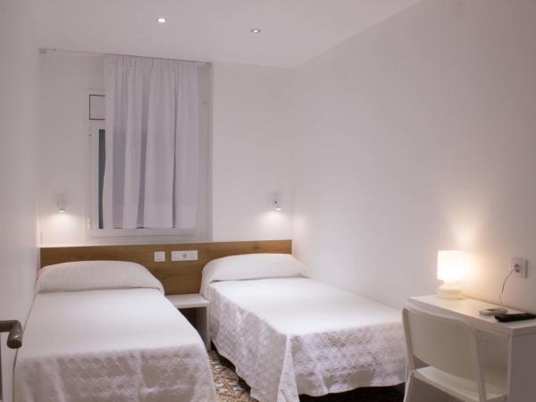 Hostal Nova Barcelona : photo 6 de la chambre chambre double ou lits jumeaux avec salle de bains privative