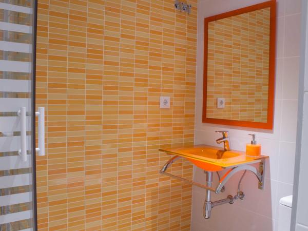 Hostal Nova Barcelona : photo 9 de la chambre chambre double ou lits jumeaux avec salle de bains privative