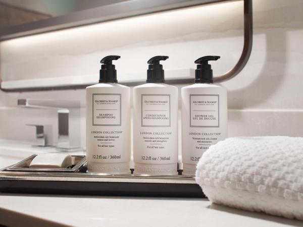 Hilton Anatole : photo 2 de la chambre jadewaters towers king room with sofa bed and city view