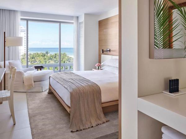 The Miami Beach EDITION : photo 1 de la chambre chambre lit king-size avec baignoire adaptée - accessible aux personnes à mobilité réduite/malentendantes - vue sur océan