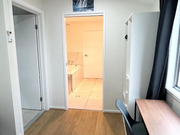 26 Gladstone Rd Highgate Hill : photo 8 de la chambre chambre triple avec salle de bains privative