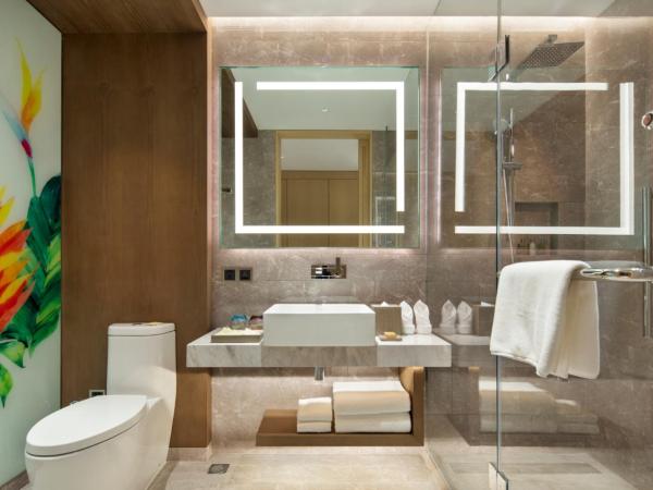 Hilton Garden Inn Sanya : photo 4 de la chambre chambre lit king-size avec balcon