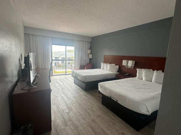 Super 8 by Wyndham Dallas Love Field Airport : photo 5 de la chambre double room with two double beds and bathtub w/grab bars - non-smoking