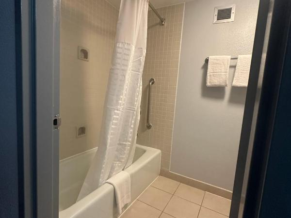 Super 8 by Wyndham Dallas Love Field Airport : photo 6 de la chambre chambre lit king-size pour personnes à mobilité réduite - baignoire avec barres d’appui - non-fumeurs