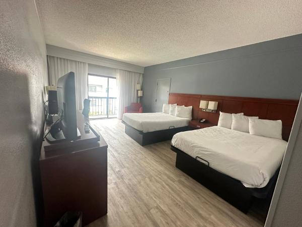 Super 8 by Wyndham Dallas Love Field Airport : photo 10 de la chambre double room with two double beds and bathtub w/grab bars - non-smoking