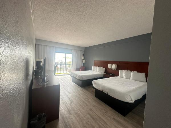 Super 8 by Wyndham Dallas Love Field Airport : photo 6 de la chambre chambre avec 2 lits doubles et douche accessible en fauteuil roulant - adaptée aux personnes à mobilité réduite - non-fumeurs